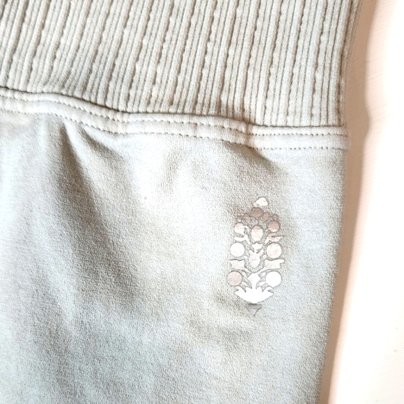 FREE PEOPLE  MOVEMENT NWT GOOD Karma leggings in sea glass green XS/S - Picture 6 of 7